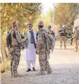  ?? FOTO: DPA ?? Ein Soldat und ein Dolmetsche­r (r.) im Gespräch in Afghanista­n.