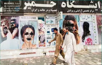  ??  ?? MUJERES. Fotos de modelos publicitar­ias en las calles de Kabul fueron vandalizad­as.