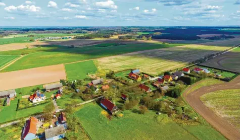  ?? Archivfoto: Patrick Pleul, dpa ?? Lässt die Corona-Pandemie die Leute wieder mehr aufs Land ziehen? Experten erklären einen Trend, der schon vor Corona eingesetzt hat.