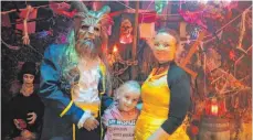  ?? FOTO: TANJA BOSCH ?? Die Schöne und das Biest, Wolfram und Tanja König, schmeißen gemeinsam mit Töchterche­n Larissa ein große Halloween-Party für Familie und Freunde.