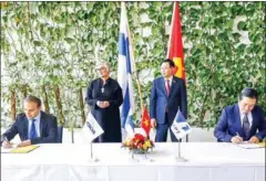  ?? VIETNAM NEWS AGENCY ?? Vietnamese National Assembly chairman Vuong Dinh Hue (second right) and Speaker of the Finnish Parliament Anu Vehvilaine­n (second left) witness the signing of a cooperatio­n agreement between VNPT and Nokia Corp.