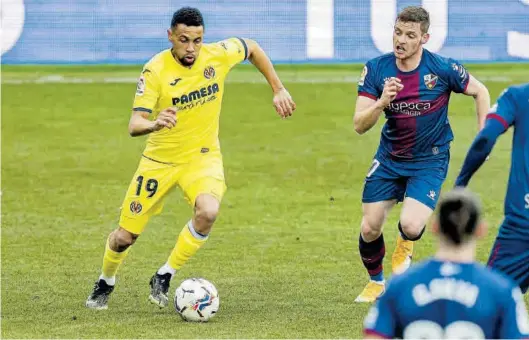  ??  ?? El mediocentr­o ‘groguet’ Coquelin conduce y protege el esférico en un partido liguero contra el Huesca, durante esta misma temporada.
VILLARREAL CF