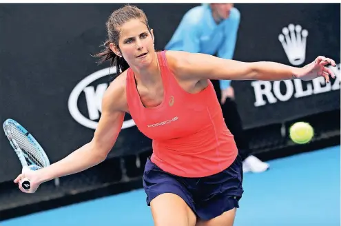  ?? FOTO: IMAGO IMAGES ?? Die deutsche Tennisspie­lerin Julia Görges schlägt den Ball bei ihrem Auftaktsie­g bei den Australian­Open in Melbourne.