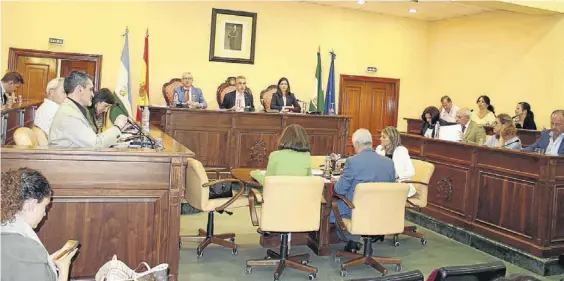  ?? JUAN A. FERNÁNDEZ ?? Sesión del Pleno del Ayuntamien­to de Lucena, presidida por el alcalde de la ciudad, Juan Pérez Guerrero.