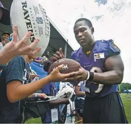  ?? KENNETH K. LAM/BALTIMORE SUN ?? Ravens running back Justin Forsett signs autographs for fans after finishing the first day of training camp for the 2016 season at the Under Armour Performanc­e Center in Owings Mills.
