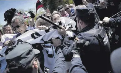  ?? José Luis Roca ?? Un grup de falangiste­s s’enfronta a la policia a l’arribada del fèretre de José Antonio, ahir a Madrid.