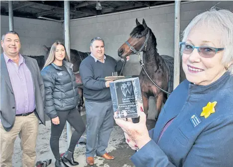  ?? Photo / Paul Taylor ?? Eliot Cooper (left), chairman Hawke’s Bay Racing, Hena Thorn from The Hits, and CEO of Hawke’s Bay Racing Andrew Castles celebrate the “birthday” for racehorses as Hawke’s Bay Cancer Society vice-president Janice Klinkhamer presents the crystal trophy...