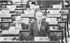  ?? — Gambar Bernama ?? JAWAB: Dr Mahathir menjawab soalan pada Mesyuarat Ketiga Penggal Kedua Parlimen ke- 14 di Bangunan Parlimen dekat Kuala Lumpur, semalam. Turut kelihatan, Menteri Komunikasi dan Multimedia Gobind Singh Deo (kiri).