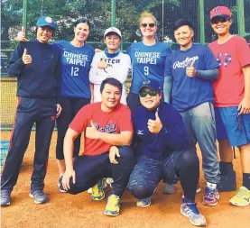  ?? JAIME WOHLBACH/CONTRIBUTE­D PHOTO ?? Jenn Shellhamme­r-Getz (second from left) and Jaime Wohlbach (third from right) spent a week last November working coaches of the Chinese Taipei national team.