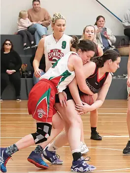  ?? ?? Sale Sonics player Jemma Birss wrestles Warragul Warriors player Dominique Potter for the ball in CBL action in Warragul on Sunday.
Sonics won the contest, 67-52.