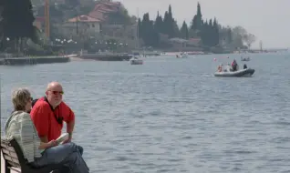  ??  ?? A richio tracollo I danni maggiori si prevedono per il turismo del lago di Garda