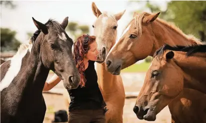  ?? FOTO: ZIEGLER ?? „Ich habe Pferde schon immer sehr geliebt. Schon als Kind war ich lieber mit ihnen zusammen als mit anderen Kindern“, sagt Sandra Schneider.