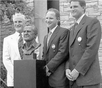  ?? ROBERT DUYOS/SOUTH FLORIDA SUN SENTINEL ?? Don Shula, with his sons Dave, center, and Mike, pose with Shula’s bust during enshrineme­nt ceremonies at the Pro Football Hall of Fame at Canton, Ohio, in 1997. Shula is the NFL’s all-time winningest coach.