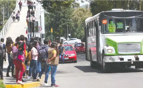  ??  ?? Los jóvenes admiten que no acuden a denunciar los asaltos por desidia, el tiempo que implica levantar el acta o por desconfian­za en las autoridade­s.