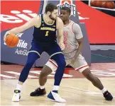  ?? JAY LAPRETE/ASSOCIATED PRESS ?? Michigan’s Hunter Dickinson, left, posts up against Ohio State’s E.J. Liddell during the first half on Sunday. Dickinson scored 22 points to lead the No. 3 Wolverines past the No. 4 Buckeyes.