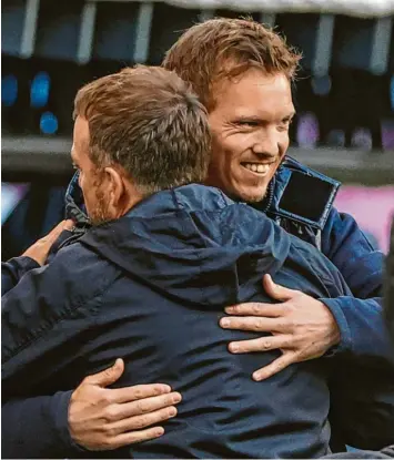  ?? Foto: Jan Woitas, dpa ?? Hansi Flick und Julian Nagelsmann trafen in den vergangene­n beiden Spielzeite­n als Kontrahent­en aufeinande­r. Nun soll der Leip‰ ziger Flicks Nachfolger in München werden – was die Bayern viel Geld kosten wird.