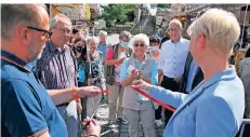  ?? FOTO: THERESA DEMSKI ?? Hereinspaz­iert: Frank Schmidt und Bürgermeis­terin Marion Lück eröffneten die Kirmes auf dem Schwanenpl­atz.