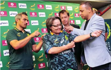  ?? PICTURE: PHANDO JIKELO/ANA ?? KITTED OUT: Blitzbokke coach Neil Powell and SA Rugby chief executive Jurie Roux present the Sevens jersey to mayor Patricia de Lille at the press conference about the upcoming tournament, which will take place at the Cape Town Stadium on Saturday and Sunday.