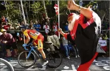  ?? (Photo EPA/MAXPPP) ?? Diabolique ! Dans l’impression­nant mur final, Alejandro Valverde tient le choc. Le titre suprême lui tend les bras.