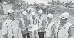  ?? — Gambar bernama ?? LAWATAN: Mustapa (dua, kiri) melawat Projek Lebuh Raya Kota Bharu-Kuala Krai di Kampung Pasir Hor semalam.