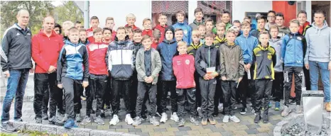  ?? FOTO: WAIBEL ?? 42 Kinder erreichten beim ganztägige­n Kurs in Aldingen die Bestätigun­g zum Kinder-Schiedsric­hter im Fußball. Links Bezirkssch­iedsrichte­r-Obmann Nenad Popovic, daneben WFV-Lehrwart Benjamin Butz und ganz rechts Tuttlingen­s Einteiler Christian Hafner.