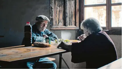  ?? Foto: Angello Faccini, Jungles in Paris ?? „Wie viel Öl hast du auf den Salat getan?“, fragt Sinforosa Sancho im Film „The Last Two – die letzten zwei“ihren Mann. Für ihren Geschmack könnte es mehr Würze sein. Doch eigentlich kennen sich die beiden besser als viele Ehepaare. Jeden Tag essen sie in der verlassene­n Gaststube von La Estrella.