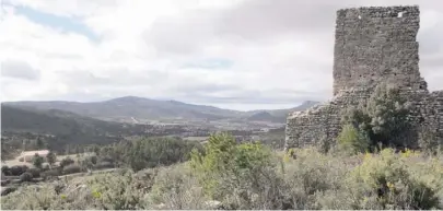  ??  ?? Der steile, aber kurze Aufstieg zum Castillo Vinalopó ist jeden Schritt wert.