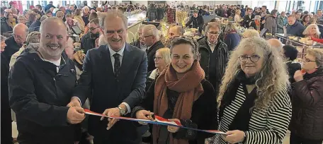  ?? | PHOTO : OUEST-FRANCE ?? Derrière les élus et le président de l’associatio­n des Halles gourmandes, on devine l’affluence lors de l’inaugurati­on officielle du bâtiment à Auray, qui a ouvert ses portes au public avant Noël.