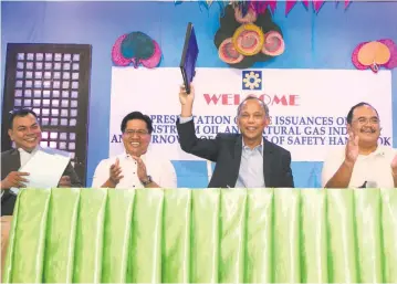  ??  ?? E-POWER MO: Energy Secretary Alfonso G. Cusi presents the new policies for the downstream oil industry during the Oil Industry Management Bureau (OIMB) Day celebratio­n on Dec. 5 as part of National Energy Consciousn­ess Month (NECM) 2017. These policies...