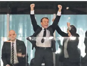  ?? FOTO: DPA ?? Frankreich­s Präsident Emmanuel Macron jubelt – neben Infantino (l.).