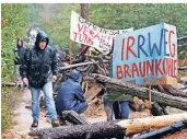  ?? FOTO: RTR ?? Im September 2018 hatten Braunkohle-Gegner eine Barrikade im Hambacher Forst errichtet.
