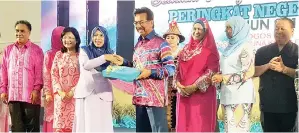  ??  ?? JAINAB menyampaik­an cendera kenangan kepada Musa. Turut kelihatan Faridah (kanan), Pairin (kanan), Mariati (dua kanan) dan Yusop (kiri).