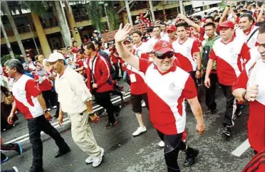  ??  ?? Sultan Muhammad V waving after a walk with the rakyat near the Sultan Mohd IV Stadium in June 2013.