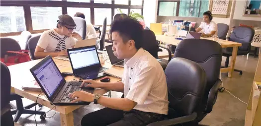  ?? (SUN.STAR FOTO/RUEL ROSELLO) ?? SPACE TO SHARE. Startups are among the top clients of iioffice, a co-working space on Don Gil Garcia St. built by Japanese web developer Seito Horiguchi. Horiguchi said the rise of startups and the trend toward self-employment make co-working spaces a...