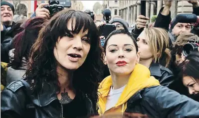  ?? ALESSANDRA TARANTINO / AP ?? Asia Argento y Rose McGowan en una manifestac­ión de mujeres el 8 de marzo en Roma