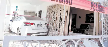  ?? ?? l Un automóvil impactó un auto y una vivienda ubicada en bulevar Morelos y Roberto Romero.