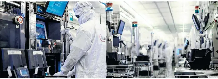  ??  ?? In acht der zehn meistverka­uften Elektroaut­os befinden sich Chips von Infineon. Die neueste Chip-Generation wurde in Villach entwickelt und soll bald auch dort – vollautoma­tisch – produziert werden