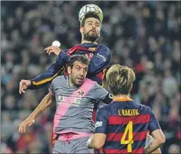  ?? CÉSAR RANGEL ?? Gerard Piqué despeja un balón con la cabeza