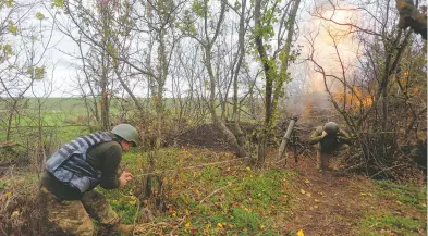  ?? REUTERS ?? Fuerzas ucranianas realizan ejercicios militares previo a su ofensiva de recuperaci­ón en Jersón