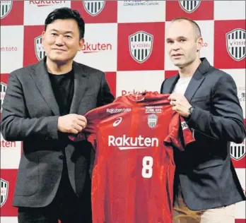  ?? FOTOS: EFE ?? Andrés Iniesta seguirá luciendo el dorsal número ‘8’ en el Vissel Kobe. El centrocamp­ista manchego firmó por tres temporadas por su nuevo club y estuvo acompañado en todo momento por el presidente del Vissel y Rakuten, Hiroshi Mikitani