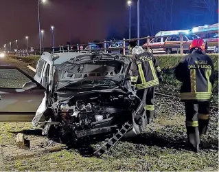  ??  ?? Dinamica
A sinistra: il cordolo su cui si è impennata l’auto e la palizzata sfondata. Sopra: la vettura distrutta