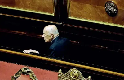  ??  ?? Ex presidente Giorgio Napolitano, 92 anni, è stato eletto al Quirinale nel 2006 e nel 2013 (rimanendo in carica due anni per il secondo mandato)