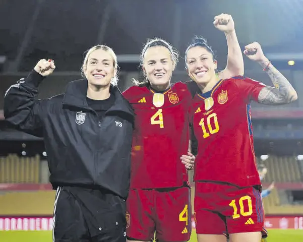  ?? // RFEF ?? Alexia Putellas, Irene Paredes y Jenni Hermoso, celebrando la clasificac­ión para los Juegos Olímpicos sobre el césped de La Cartuja