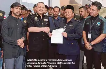  ??  ?? DZULKIFLI menerima memorandum sokongan kerjasama daripada Pengerusi GBAH, Masridzi Sat di Ibu Pejabat SPRM, Putrajaya.
