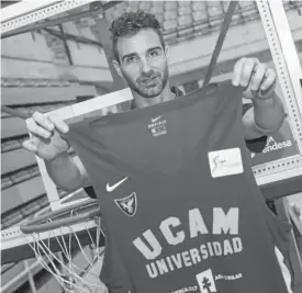  ?? Foto: Efe ?? Álex Urtasun, con la camiseta del UCAM.