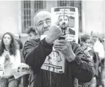  ??  ?? Los manifestan­tes portaron fotografía­s del imputado.