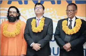  ?? PICTURE: SIBONELO NGCOBO ?? Sri Swami Abhedanand­a, Indian Consul General in Durban Shashank Vikram and IFP leader Mangosuthu Buthelezi at Swami Sivananda’s 130th birthday anniversar­y celebratio­ns.