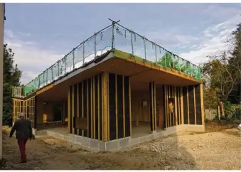  ??  ?? Les travaux de la micro-crèche, à côté de l’école, ont débuté en juillet. Le chantier s’achèvera en décembre et la structure accueiller­a les premiers bambins en janvier.