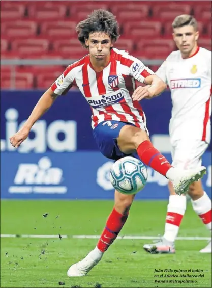  ??  ?? João Félix golpea el balón en el Atlético-Mallorca del Wanda Metropolit­ano.