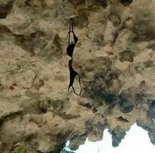  ??  ?? Scempio
Un reggiseno pende da una volta della Grotta di San Giovanni Battista nel camposanto di Laorca e il parco chiuso dal gennaio 2017 di Palazzo Belgiojoso